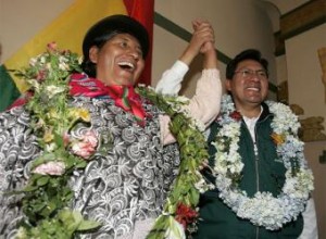 El candidato y opositor a la presidencia de Bolivia y ex alacalde de Potosí, René Joaquino, posa junto a una militante de su partido en el inicio de la campaña para las elecciones generales de diciembre- EFE