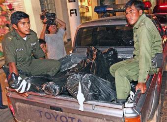 Policias_bolivianos_trasladan_cadaveres_supuestos_mercenarios_muertos_Santa_Cruz
