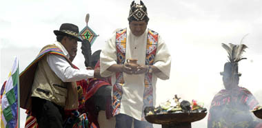 MORALES RECIBE BASTÓN DE MANDO ESPIRITUAL DE PUEBLOS INDÍGENAS E