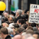 Algunos críticos expresaron Thatcher con carteles de su ira que sus impuestos se gastan para el funeral. "No estoy feliz de que puedo pagar por el funeral de Thatcher", fue en esta placa. Sus críticos era Thatcher enterrador del estado del bienestar. Se llevó a cabo una política de desregulación, la privatización y el desmantelamiento de los servicios sociales.