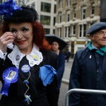 Este - bien equipado con accesorios - contra Thatcher devoto no pudo contener las lágrimas por la muerte de la Dama de Hierro.