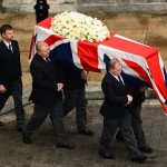 El ataúd de Thatcher fue cubierto con la bandera del Reino Unido y decorado con flores blancas. 4.000 guardias de seguridad protegieron a los festejos.