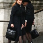 Si la reina de Inglaterra se alegró de ver a su ex nuera Sarah Ferguson? También "Fergie" estaba entre los dolientes. Ella preparó la Reina con varios escándalos anteriores problemas.